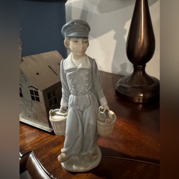 Lladro figurine of a Water Carrier - Picture 1 of 2